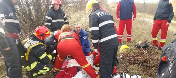 Un copil de 13 ani a fost abandonat în mașina răsturnată