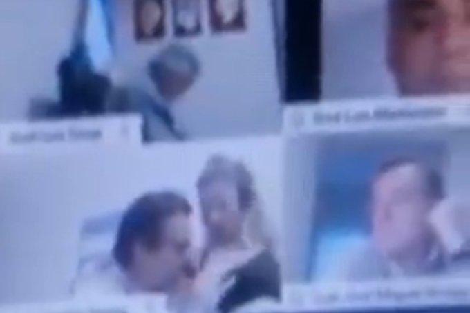 Un deputat din Argentina a început să-i sărute sânii soției în timpul sesiunii online a parlamentului