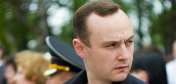 Un deputat socialist a rupt harta Romaniei Mari in plenul Parlamentului de la Chisinau