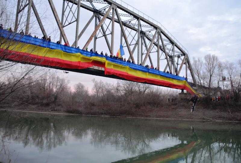 Un drapel tricolor cu o lungime record de 100 de metri a legat de Revelion cele doua maluri ale Prutului