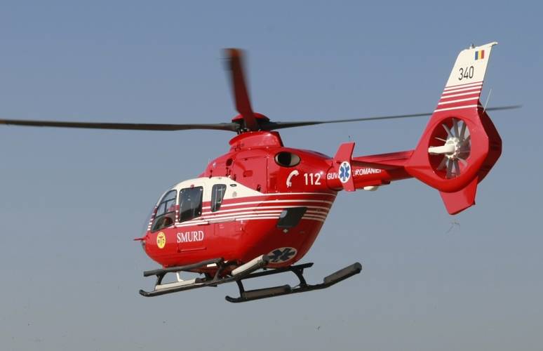 Un elicopter SMURD a aterizat aseară în munţii Cindrel pentru un tăietor de lemne rănit