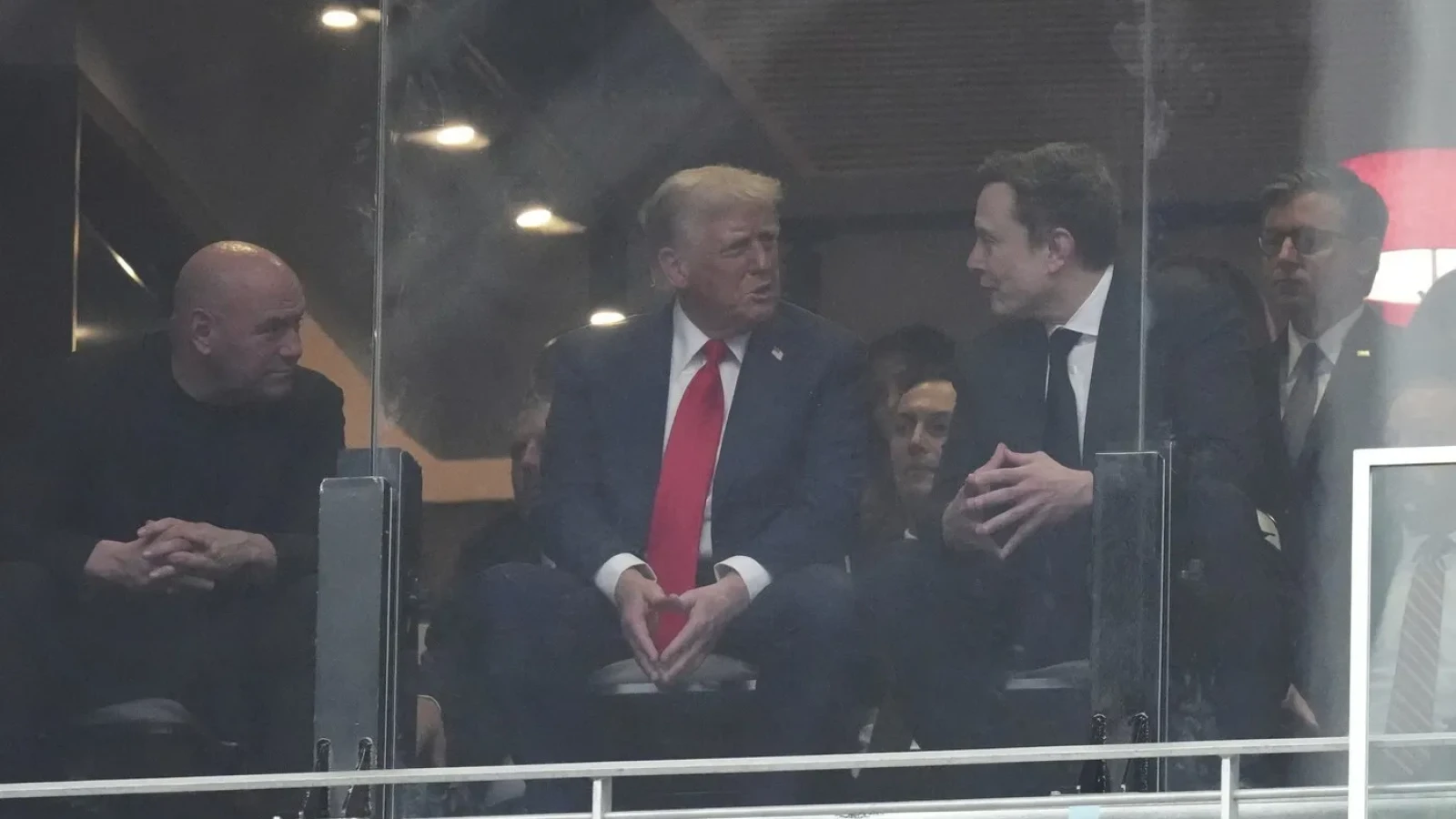 Un expert în cititul pe buze dezvăluie ce au discutat in secret Elon Musk și Donald Trump la ceremonia de omagiere a lui Charlie Kirk