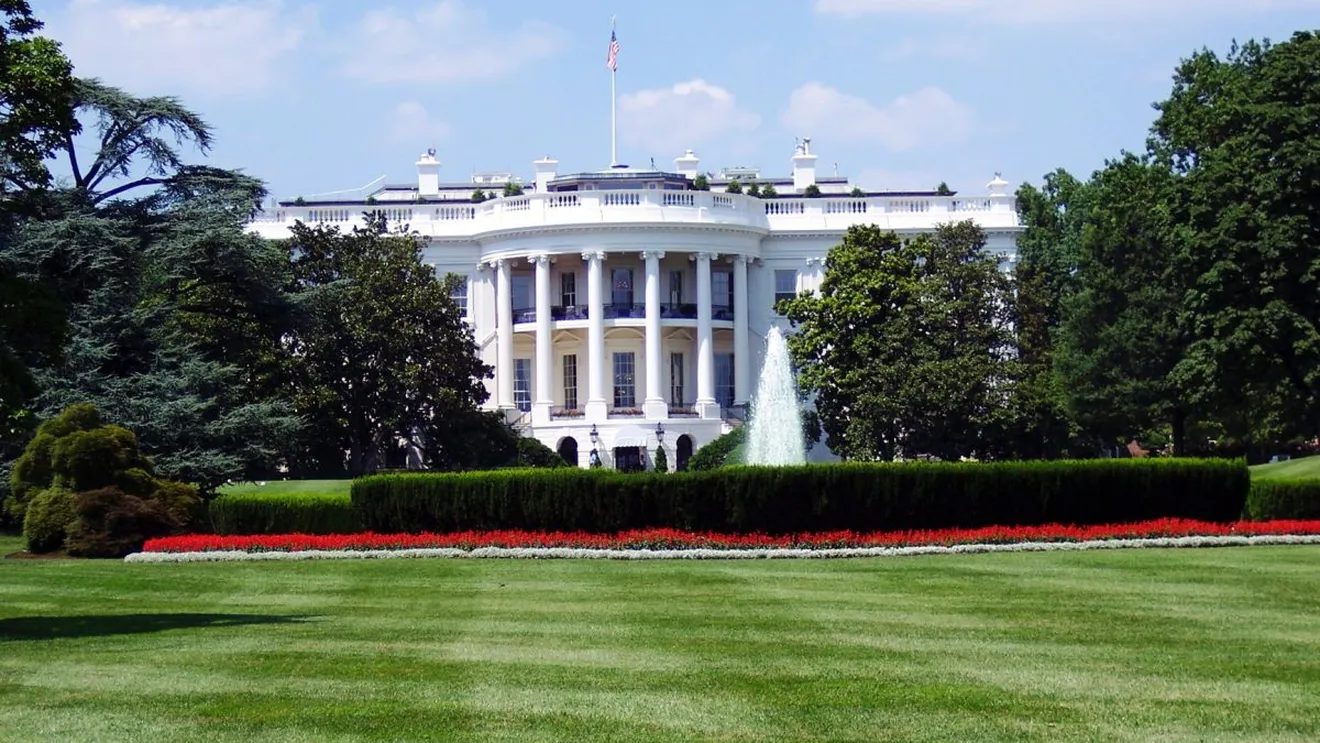 Un fost operator de teleprompter de la Casa Albă a fost condamnat să plătească 172.000 de dolari pentru pariuri legate de discursurile lui Trump

