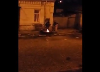 Un gălăţean a pârlit porcul pe trotuar, într-o zonă centrală a oraşului Galaţi