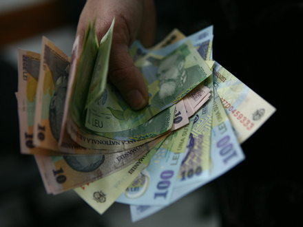 Un ieşean a găsit 15.900 de lei într-un supermarket şi i-a predat poliţiei