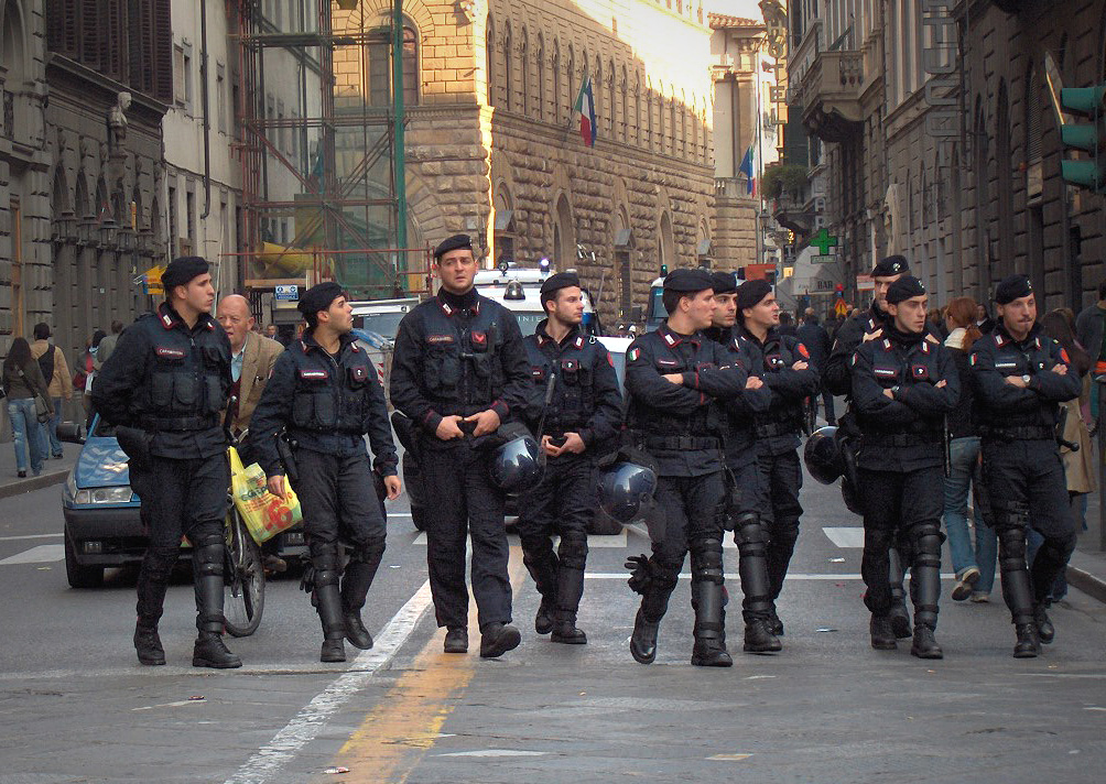 Un italian era gata sa fie mitraliat pentru ca politistii au inteles