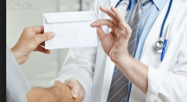 Un medic a sunat la 112 si a reclamat ca o pacienta i-a oferit mita 50 de lei