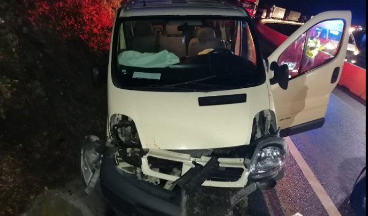 Un microbuz a intrat într-un cap de pod. 9 victime