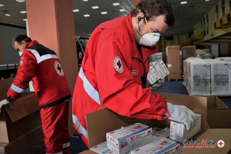 Un milion de măști sanitare achiziționate de Crucea Roșie din donațiile companiilor energetice se află deja în depozite