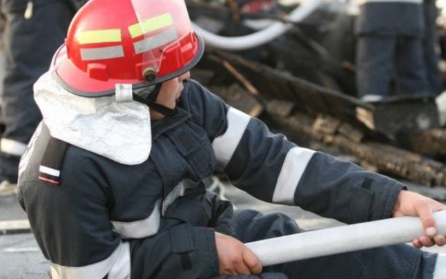 Un mort şi doi răniţi după ce un apartament a luat foc in Constanţa