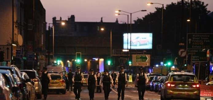 Un mort și opt răniți după ce o mașină a intrat într-un grup de pietoni în Londra