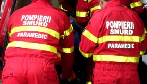 Un mort şi trei răniţi grav, după ce un autocar a intrat într-un TIR