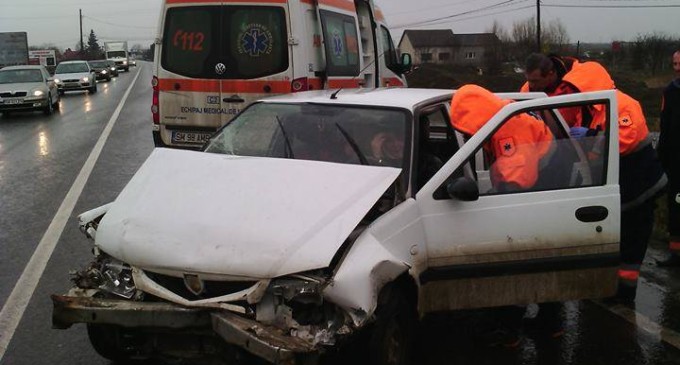 Un mort şi doi răniţi, după ce un camion şi un autoturism s-au ciocnit la Satu Mare