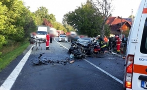 Un mort si trei raniti, intre care doi copii de 3 si 6 ani, dupa ce masina in care se aflau a iesit de pe sosea si s-a izbit de o casa