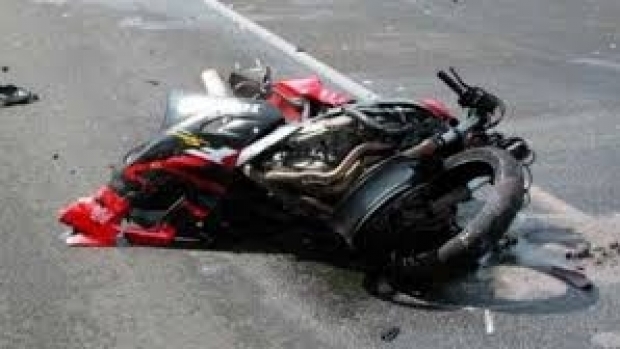 Un motociclist şi-a pierdut viaţa, după ce a intrat în coliziune cu un camion