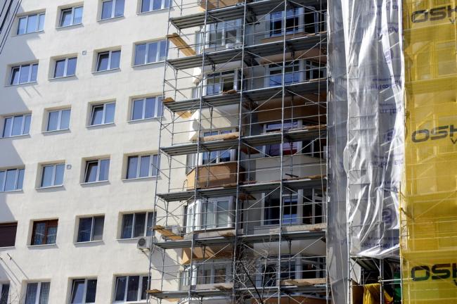 Un muncitor de 18 ani care lucra la reabilitarea unui bloc din Bucuresti a murit după ce a căzut de pe o schelă