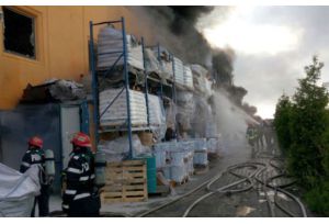Un nor toxic vine spre Bucuresti, in urma incendiului devastator de la Jilava