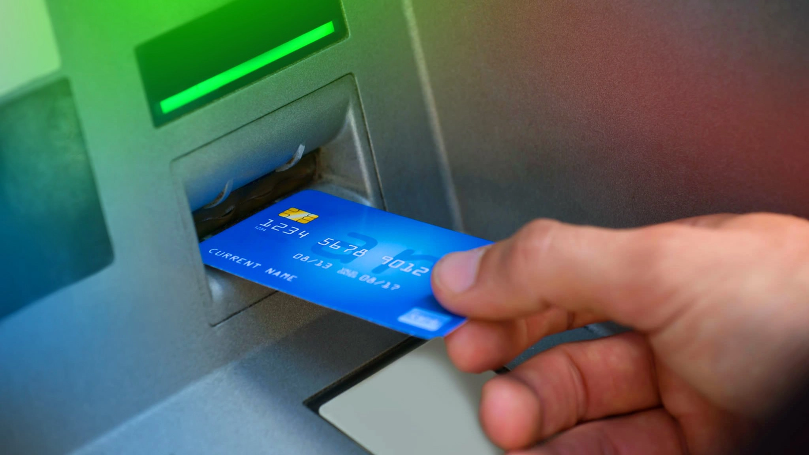 Un nou atac asupra banilor cash: Băncile ar putea fi obligate să permită retragerea sumei dorite din bancomat indiferent de card. BNR și Guvernul susțin măsura
