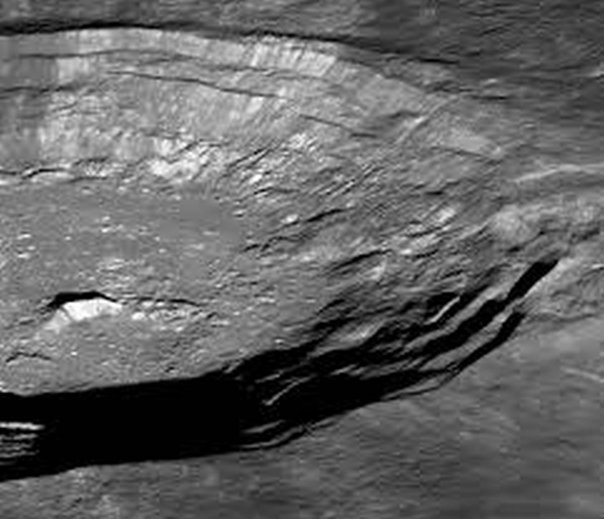 Un obiect spatial imens, descoperit sub scoarta Lunii