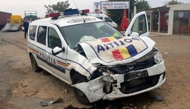 Un şofer băut a intrat, sâmbătă seara, cu maşina într-o autospecială a Serviciului Poliţiei Rutiere.