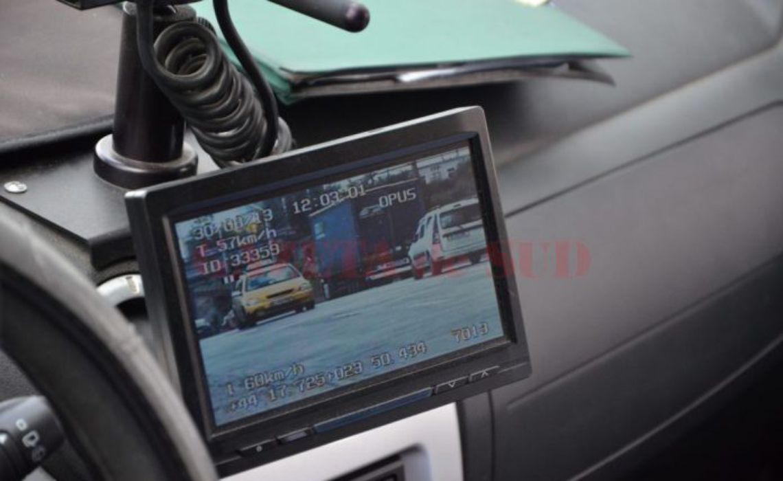 Un șofer craiovean, prins conducând cu 208 kilometri la oră! Ce amendă uriașă i-au dat polițiștii