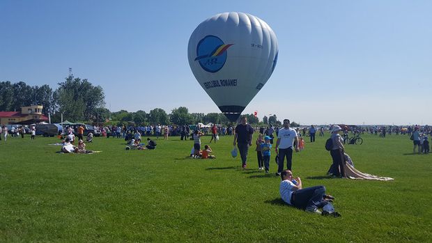 Un paraşutist militar a murit pe Aerodromul Clinceni în timpul unui exercițiu