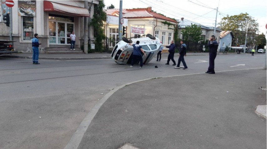 Un poliţist din Ploieşti s-a urcat beat la volan şi s-a răsturnat cu maşina