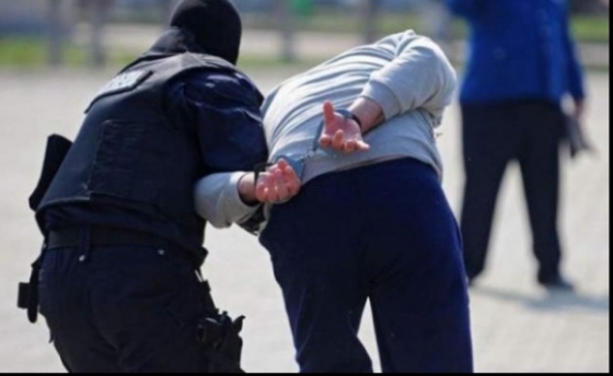 Un politist a SARIT in mare dupa ce a fost prins in flagrant