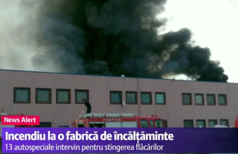 Un pompier a murit în timpul unui incendiu imens la o fabrică de pantofi din Jilava