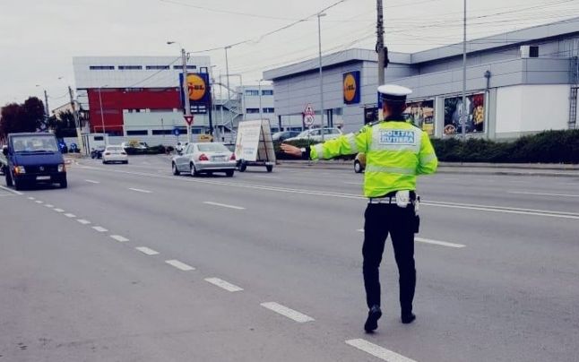 Un procuror i-a amendat cu câte 5.000 de lei pe doi poliţişti care l-au oprit în trafic. Magistratul s-a înfuriat că a întârziat la serviciu