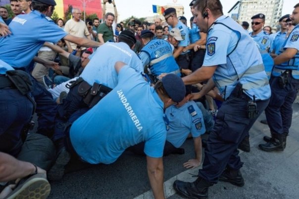 Un protestatar care a lovit un jandarm a fost arestat