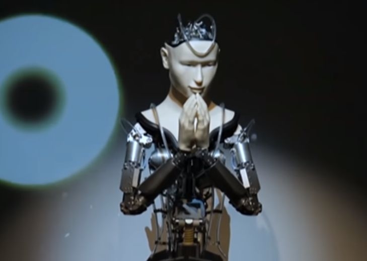 Un robot slujeste intr-un templu budist vechi de 400 de ani