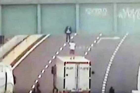 Un român a devenit erou în Italia, după ce a convins un tânăr să nu se sinucidă. La final, cei doi s-au îmbrățișat