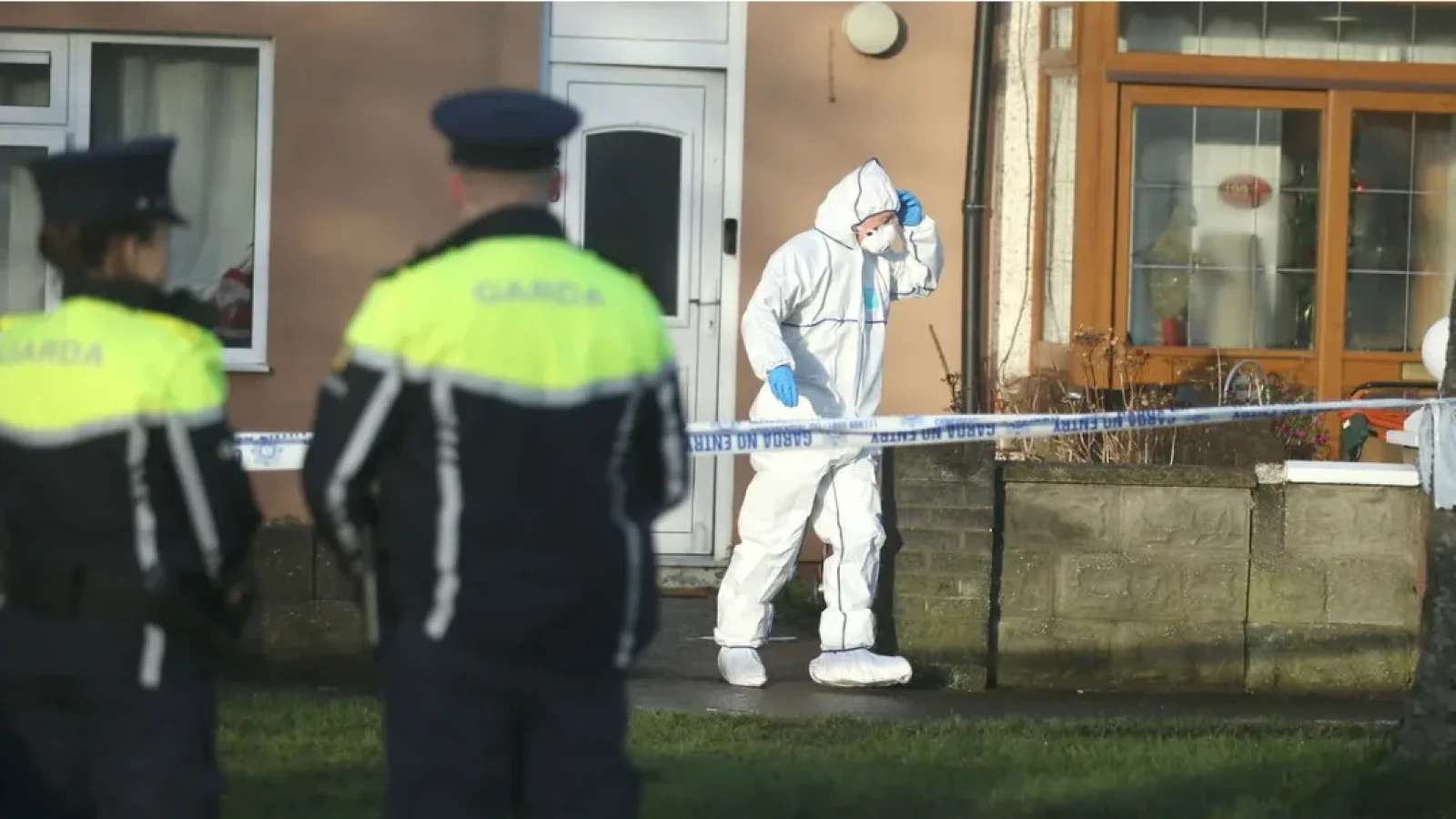 Un român de 27 de ani a murit într-un bar din Irlanda, după ce mai mulți clienți l-au imobilizat. Imaginile-cheie, în mâinile poliției
