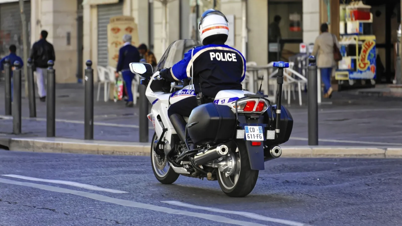 Un român i-a șocat pe polițiștii din Franța: Și-a lăsat fiul de 9 ani să conducă pe marile bulevarde din Marsillia
