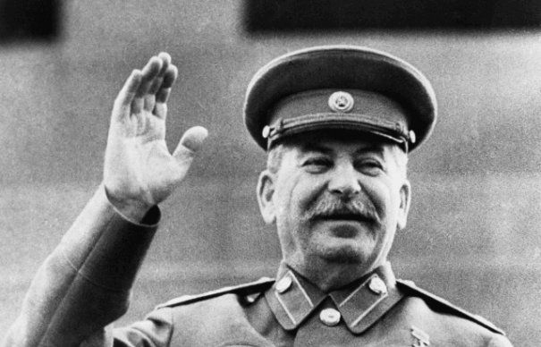 Un septuagenar a înjunghiat patru jurnaliști pentru că nu au publicat articolul său despre Stalin