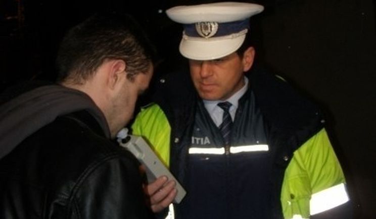 Un sofer beat a provocat un accident, apoi a intrat in vitrina unei farmacii si a rănit o femeie