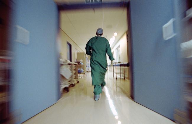 Un tânăr a fost transportat în comă la spital, după ce a căzut în gol, în timp ce ştergea geamurile unui imobil