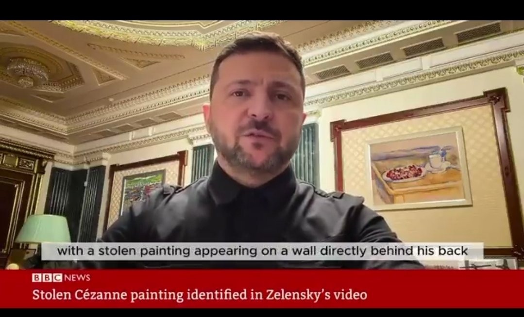 Un tablou declarat furat apare pe perete in spatele unei imagini cu Volodimir Zelenksy. Valoarea este de aproximativ 3 milioane de euro