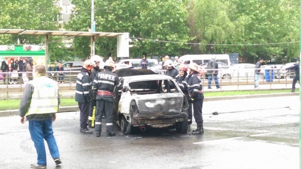 Un taximetrist si-a incendiat masina si a lasat-o sa arda in zona Obor din Capitala pentru ca a fost amendat de politisti