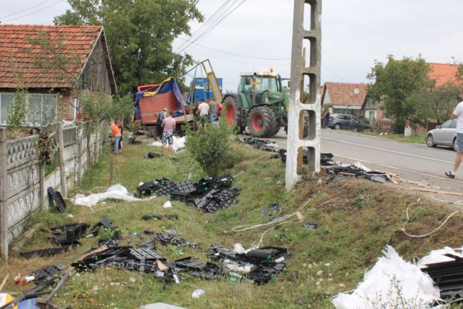 Un TIR a făcut prăpăd: a rupt garduri si a facut praf doua masini. Soferul a adormit la volan