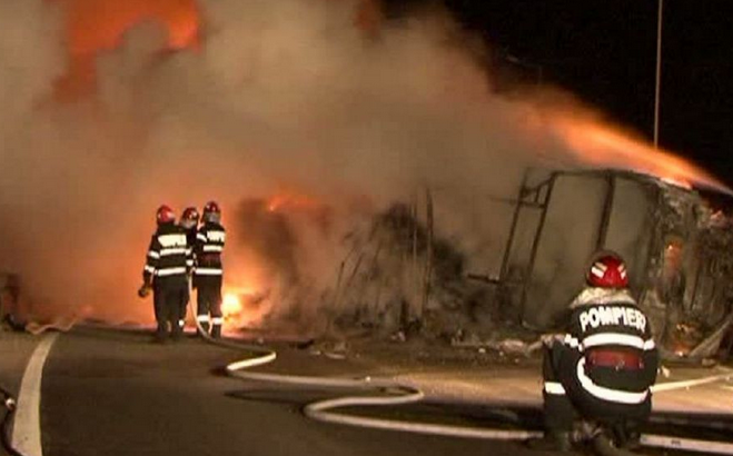 Un tir cu lemne a luat foc pe Autostrada Soarelui