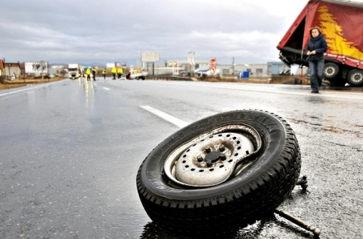 Un TIR și o autobasculantă s-au CIOCNIT, pe DN 7. Traficul rutier este BLOCAT