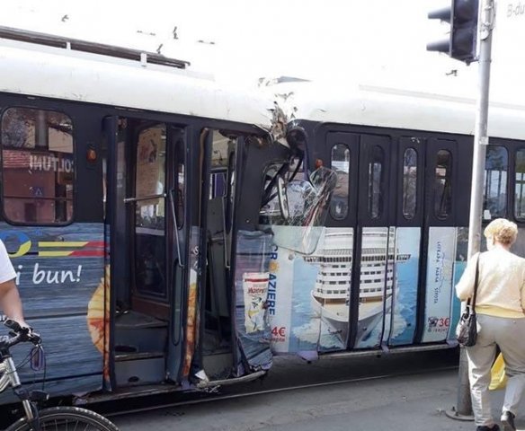 Un tramvai fără vatman a mers singur sute de metri până s-a ciocnit cu o altă garnitură