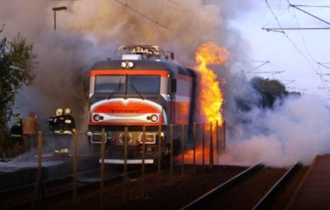 Un tren aflat pe ruta Ploiesti- București a luat foc. Panică printre călători