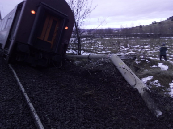Un tren cu cinci vagoane a deraiat în judeţul Hunedoara