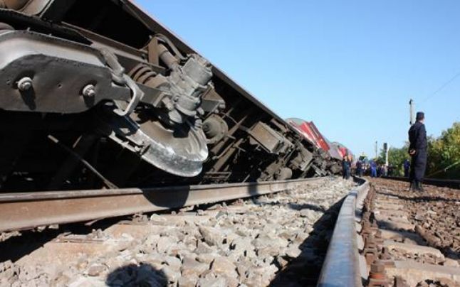 Un tren de călători a sărit de pe şine între Reşiţa şi Timişoara