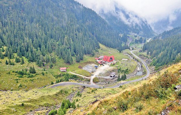Un turist a căzut de la 200 de metri, în Munţii Făgăraş