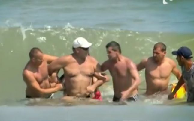Un turist scos din valurile mării cere daune de 40.000 de euro salvatorilor
