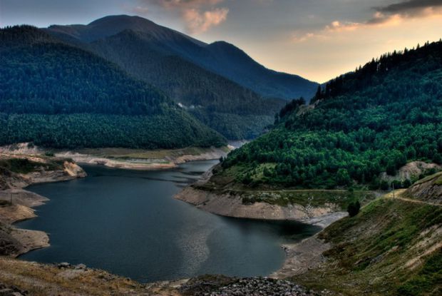 Un turist ungur a căzut într-o râpă langa barajul Gura Apelor